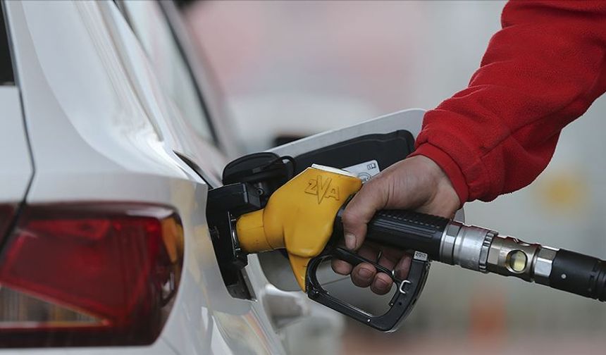 Küresel piyasalarda Brent petrol fiyatlarındaki ani değişimler ve döviz kurundaki dalgalanmalar, Türkiye’de akaryakıt fiyatlarını etkilemeye devam ediyor. Sürücüler, benzin, motorin ve oto gaz fiyatlarındaki değişiklikleri yakından izlerken, son gelişmeler yeniden zam beklentisini gündeme getirdi.