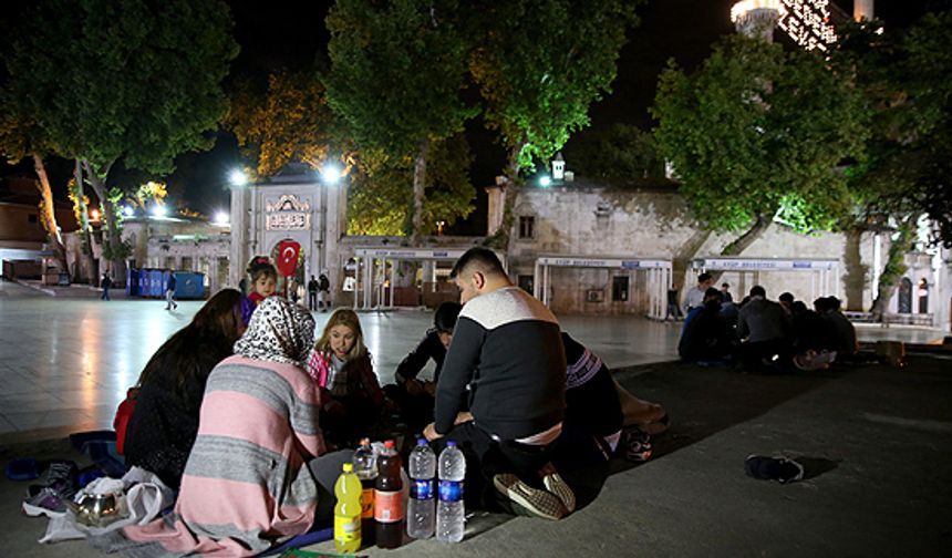 Oruç tutarken, sahurda tüketilen gıdaların uzun süre tok tutması, hararete yol açmaması ve hazımsızlığa sebep olmaması büyük önem taşıyor. Ortalama 13 saat oruçlu kalacağımız Ramazan ayında, sahurda ve iftarda tükettiklerimiz sağlığımız ve oruç ibadetimizin kalitesi açısından belirleyici faktörlerdir. Bu nedenle, sahurda tok tutan besinler, hangi yiyeceklerin tercih edilmesi gerektiği ve hangi gıdalardan kaçınılması gerektiği sıkça araştırılan konular arasında yer alıyor. İşte hem susatmayan hem de uzun süre tok tutan yiyeceklerle oluşturabileceğiniz sahur menüsü önerileri…