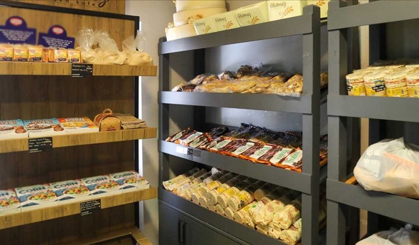 Tahıllar
Tam buğday, buğday kepeği, arpa, çavdar, tritikale, kılçıksız buğday, kamut, kuskus, farro, irmik, bulgur, irmik, einkorn, buğday tohumu, kırılmış buğday, matzo, mir (buğday ve çavdar arasında bir melez) darı

İşlenmiş tahıl bazlı ürünler
Kraker, ekmek, galeta unu, makarna, seitan, buğday içeren soba eriştesi, bazı sebzeli burgerler, kurabiyeler, hamur işleri

Et ürünleri
Ekmek kırıntıları (köfte yapımında kullanılanlar) veya hamurla hazırlanan ürünler, sosisler ve diğer işlenmiş etler veya küçük ürünler (glutensiz olarak etiketlenmeyenler), marine edilmiş etler (içeriğine göre glutensiz veya glutensiz olarak etiketlenmeyenler), etli hamur işleri ve dondurulmuş yemekler

Atıştırmalıklar
Meyan kökü, paket tuzlu atıştırmalıklar ve bazı aromalı patates cipsi ve mısır cipsi, müsli barlar

Diğer yiyecek ve içecekler
Arpa maltı, malt sirkesi, soya sosu, belirli salata sosları, un, bulyon ve bazı et sularıyla koyulaştırılmış soslar veya et suyu, belirli baharat karışımları, aromalı cipsler