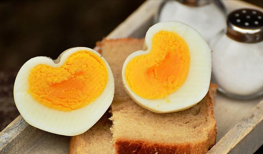 Yumurta: Anne sütünün ardından en kaliteli proteine sahip olduğu söylenen yumurta, sahurda ilk tercihiniz olabilir. Haşlama ve omlet olarak tüketebileceğiniz 1 ya da 2 yumurta, sizi gün boyu tok tutarak enerjinizi korumanıza yardımcı olacaktır.