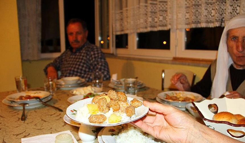 Sahurda ne yenir?

Sahur vaktinde doğru tercihler yaparak Ramazan ayını daha kolay ve rahat bir şekilde geçirebilirsiniz. Oruç zamanı tok tutan yiyecekler hazırlayarak sahur sofranızı kurabilirsiniz.

İşte sahurda tok tutan yiyecekler listesi: