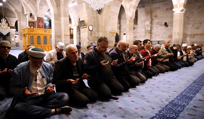 Kur’ân-ı Kerîm’de şöyle buyrulmaktadır: “Allah katında (makbul) tövbe, ancak bilmeyerek günah işleyip sonra hemen tövbe edenlerin tövbesidir. İşte Allah bunların tövbelerini kabul buyurur. Allah hakkıyla bilendir, hüküm ve hikmet sahibidir. Yoksa (makbul) tövbe, kötülükleri (günahları) yapıp yapıp da kendisine ölüm gelip çatınca, ‘İşte ben şimdi tövbe ettim’ diyen kimseler ile kâfir olarak ölenlerinki değildir. Bunlar için ahirette elem dolu bir azap hazırlamışızdır.” (en-Nisâ, 4/17-18). Hz. Peygamber (s.a.s.) de; “Günahlarından samimi olarak tövbe eden kimse hiç günah işlememiş gibidir.” (İbn Mâce, Zühd, 30 [4250]) buyurmuştur.