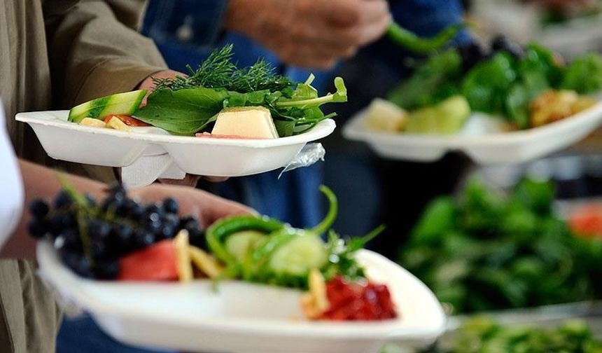 Metabolizmayı hangi besinler hızlandırır?

Metabolizma hızlandırıcı yiyecekler kişiye bağlı olarak farklılaşabilir. Yapılan araştırmalara göre zencefil, acı biber, tarçın ve sirkenin metabolizma hızlandırma etkisi bulunur. Metabolizma nasıl hızlanır sorusuna cevap arıyorsanız bu baharatları öğününüze ekleyebilirsiniz.
