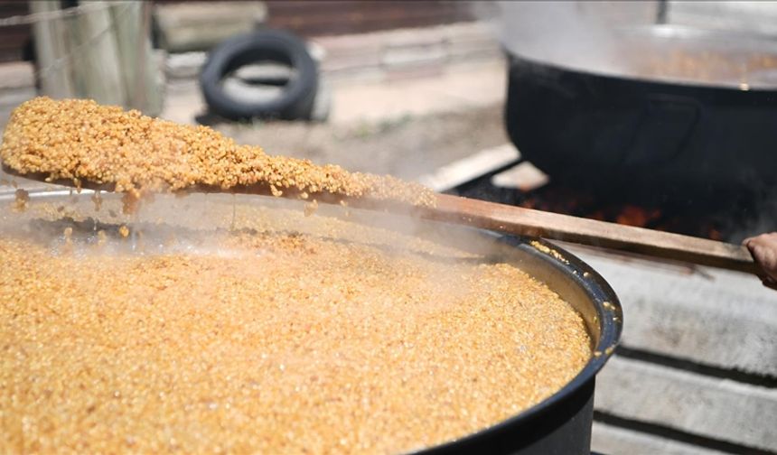 Tam Tahıllı Ürünler

Bulgur: Bulgur, geleneksel mutfaklarda sıklıkla kullanılan, tam tahıllı ve besleyici bir alternatiftir. Hem lif hem de kompleks karbonhidrat bakımından zengin olan bulgur, düşük glisemik indeks özelliğiyle kan şekerini dengede tutar. Salatalarda, sebzeli pilavlarda ya da ana yemeklerde kullanılabilir ve ekmek yerine enerji kaynağı olarak tercih edilebilir.

Kinoa: Kinoa, hem gluten içermemesi hem de yüksek protein değeriyle ekmek yerine tüketilebilecek en iyi alternatiflerden biridir. İçeriğinde bulunan dokuz temel amino asit sayesinde "tam protein" olarak kabul edilir. Ayrıca, lif ve demir bakımından da zengindir. Kinoa, salatalara eklenebilir, garnitür olarak hazırlanabilir ya da sıcak yemeklerde kullanılabilir.

Esmer Pirinç: Esmer pirinç, beyaz pirince kıyasla daha fazla lif içerir ve yavaş sindirildiği için enerji ihtiyacını uzun vadeli karşılar. Vitamin ve mineral yönünden zengin olduğu gibi rafine edilmemiş yapısı sayesinde daha besleyicidir. Pilav, çorba veya yemeklerin yanında tüketilerek ekmeğin yerine tercih edilebilir.