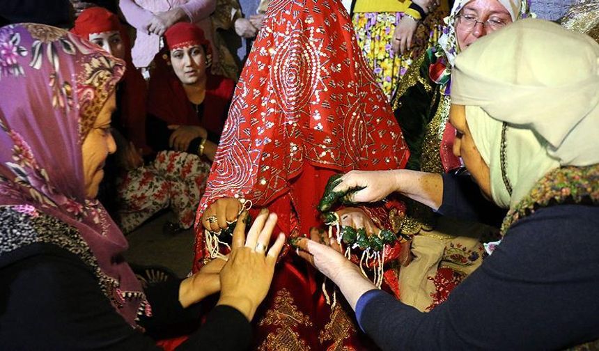 Kına, tarih boyunca farklı kültürlerde ve coğrafyalarda süsleme, dini ritüeller ve hatta tıbbi amaçlarla kullanılan doğal bir boyadır. Hem sağlık açısından faydalı olabileceği gibi, süsleme ve dövme sanatında da yaygın olarak tercih edilir. Evlerimize toz halinde gelen kına, hangi süreçlerden geçerek bu hale gelir? İşte ayrıntılar... 