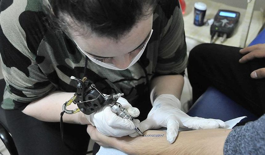 Araştırmacılar, dövme mürekkebindeki küçük parçacıkların kanla dolaşımı girip lenf düğümlerinde birikebileceği ve bağışıklık sistemini zorlayarak uzun vadede kanser riskini artırabileceğini ifade etti.