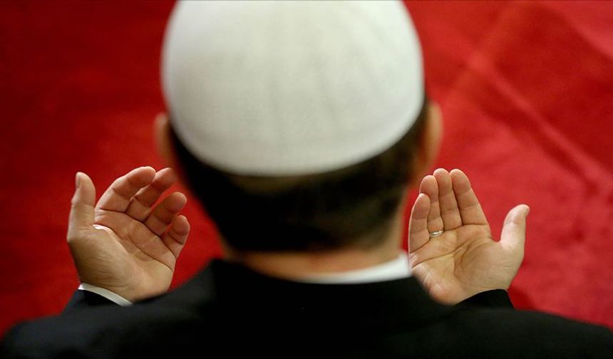 Tövbe nedir?

Sözlükte pişmanlık ve dönmek anlamına gelen tövbe, dinî bir kavram olarak, kulun işlediği kötülük ve günahlara pişman olup, onları terk ederek Allah’a yönelmesi, emirlerine uymak ve yasaklarından kaçınmak suretiyle Allah’a sığınarak bağışlanmasını dilemesi demektir. 