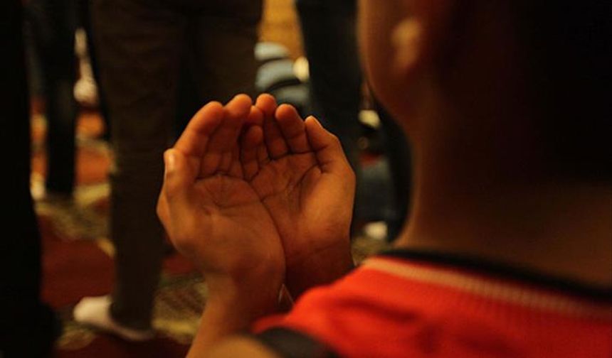 Kimlerin tövbesi kabul olur?

Allah, bağışlanacak müminlerin vasıflarını sıralarken şöyle buyurmaktadır: “Ve onlar bir kötülük yaptıkları, ya da nefislerine zulmettikleri zaman, Allah’ı hatırlayarak hemen günahlarının bağışlanmasını dilerler. Günahları da Allah’tan başka kim bağışlayabilir? Ve onlar, yaptıklarında bile bile ısrar etmezler.” (Âl-i İmrân, 3/135). Günahlardan dolayı tövbe etmek farzdır. Tövbe, kulluğun Hz. Âdem’le başlayan bir göstergesidir. Günahkâr kimse vakit geçirmeden tövbeye yönelmelidir. 