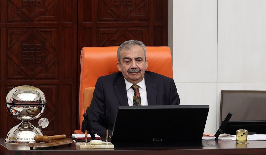 TBMM Başkanı Numan Kurtulmuş, Önder'in sağlık durumunu yakından takip ettiğini, tedavisinin hassasiyetle sürdürüldüğünü belirterek, şifa dileğinde bulundu.

Kurtulmuş, "TBMM Başkanvekilimiz Sırrı Süreyya Önder'e geçirdiği rahatsızlık nedeniyle geçmiş olsun dileklerimi iletiyorum. Tedavisi hassasiyetle sürdürülen Sayın Önder'in sağlık durumunu yakından takip ediyor, kendisine acil şifalar diliyorum." ifadelerini kullandı.