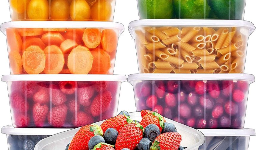 Plastik kaplar

Artıkları plastik kaplarda saklamak zararsız görünebilir, ancak bazı plastikler hormonlara müdahale edebilen ve meme ve prostat kanseri riskini artırabilen BPA (bisfenol A) veya ftalatlar içerir. Yiyecekleri plastikte ısıtmak bu riski daha da artırır. Daha güvenli geçiş: Yiyecekleri saklamak ve yeniden ısıtmak için cam, seramik veya paslanmaz çelik kaplar kullanın.