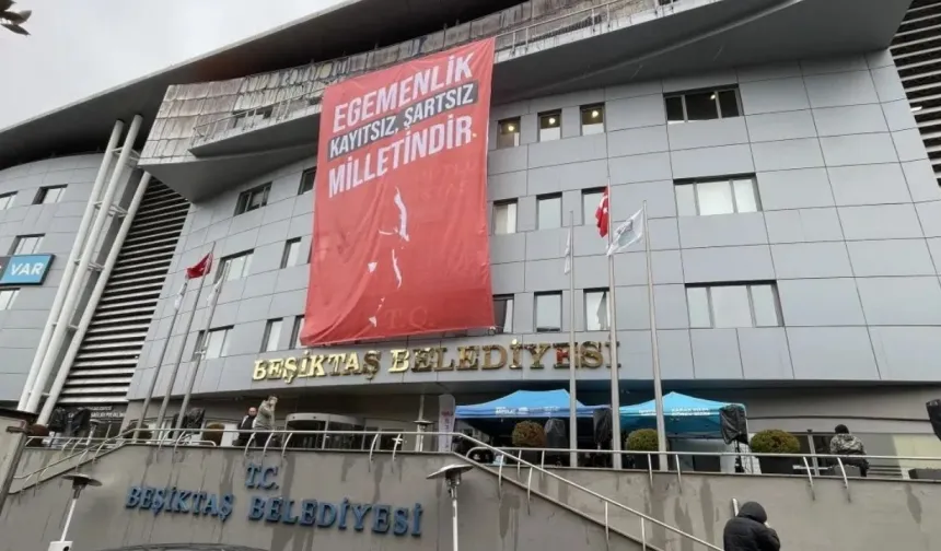 Aktaş'ın aldığı ihalelere ilişkin aralarında Beşiktaş Belediye Başkan Yardımcısı Ali Rıza Yılmaz’ın da bulunduğu 12 belediye görevlisi hakkında gözaltı kararı çıktı.

12 ismin evlerine sabah saatlerinde baskın yapıldı. Evlerdeki aramalar sonrasında 12 kişi gözaltına alındı.

