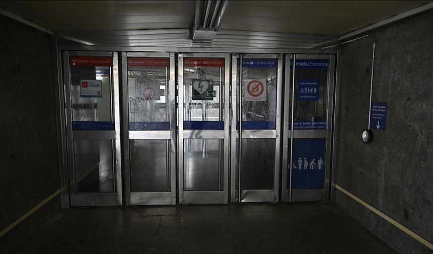 İlk saatler!

Evde: Lambalar söner, prizler çalışmaz. Telefon ve bilgisayarın şarjı azalır. İnternet kesildiği için haber almak zorlaşır.

İş yerinde: Ofislerde bilgisayarlar kapanır, online toplantılar yarıda kalır. Güç kaynağı olmayan yerlerde iş durur.

Ulaşım: Trafik ışıkları devre dışı kalır, kaos yaşanabilir. Elektrikli tren ve metro hatları hizmet dışı kalır.