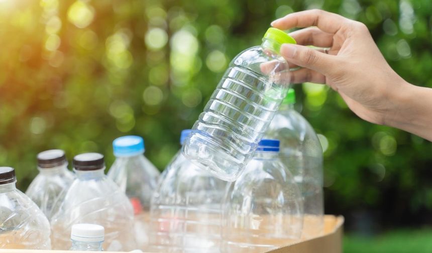 Hayatın ger alanında plastik şişelerin kullanıldığına dikkat çeken Diktaş, sağlık açısından riskleri işaret etti. Diktaş, “Özellikle uzun süre güneşe maruz kalan veya bekletilen plastik şişelerde çatlaklar oluşabilir. Bu çatlaklar, mikroorganizmaların üremesi için uygun ortam hazırlar. Yeterli hijyen sağlanmazsa, mide ve bağırsak enfeksiyonlarına yol açabilir” diye konuştu.