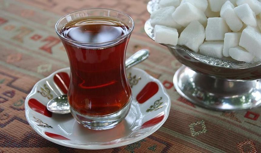 Kaliteli çay seçimi!

Lezzetli bir çayın ilk adımı, kaliteli bir çay markası tercih etmekten geçiyor. Yaprakların doğal ve katkısız olması, demlenen çayın hem aromasını hem de rengini doğrudan etkiliyor. Bu nedenle güvenilir markaları ve taze çayları tercih etmek oldukça önemli.