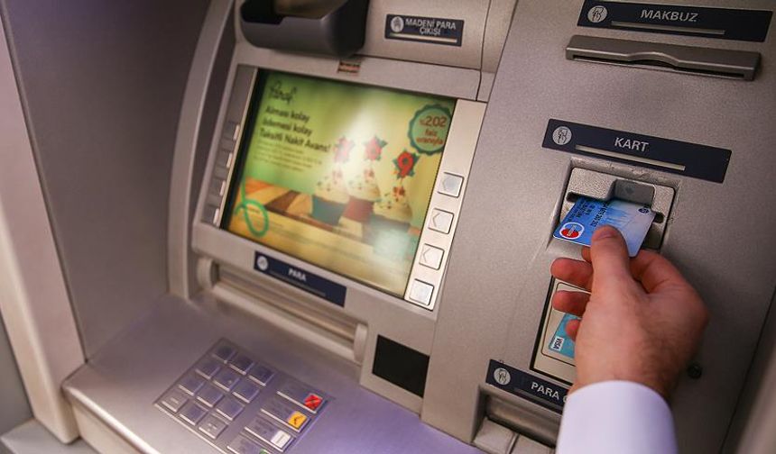 ATM’lerde yeni limitler devreye girdi

Türkiye’nin en büyük özel bankalarından biri olan İş Bankası, uzun süredir 10 bin TL olarak uyguladığı günlük ücretsiz para çekme limitini 20 bin TL’ye yükseltti. Bankanın resmi internet sitesinde yapılan açıklamada, "Segment ayrımı olmaksızın tüm müşterilerimiz, kartlı ya da kartsız (QR / Bluetooth) yöntemlerle 20.000 TL’ye kadar ücretsiz, 20.000 – 30.000 TL arası ise ücretli olarak nakit çekimi gerçekleştirebilir." ifadelerine yer verildi.