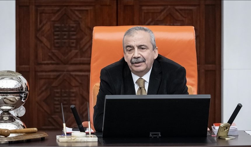 "Ciddi kalp rahatsızlığı"

TBMM Başkanvekili ve DEM Parti İstanbul Milletvekili Sırrı Süreyya Önder, geçirdiği kalp rahatsızlığı nedeniyle İstanbul'da hastaneye kaldırıldı.

DEM Parti basın bürosundan, Önder'in sağlık durumuna ilişkin yapılan açıklamada, şu ifadelere yer verildi:

"Meclis Başkanvekilimiz Sırrı Süreyya Önder bu akşam geçirdiği ciddi kalp rahatsızlığı nedeniyle hastaneye kaldırılmıştır. Doktorlar tarafından gerekli müdahale yapılmıştır. İstanbul'da tedavisi süren Önder'in sağlık durumu titizlikle takip edilmektedir. Gerekli bilgilendirmeler yapılmaya devam edilecektir."