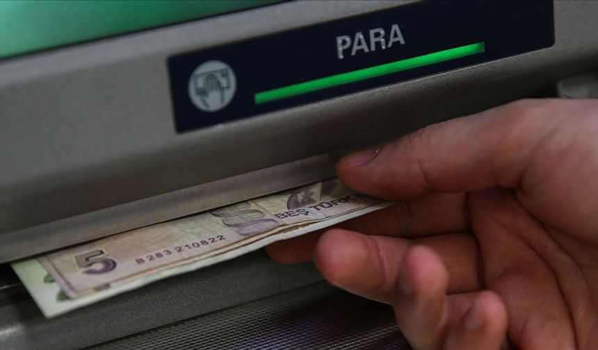 Bankalar harekete geçti!

Alışverişlerin büyük çoğunluğu kartlar üzerinden gerçekleştirilse de, Kurban Bayramı yaklaşırken vatandaşların nakit talebi artış gösterdi. 6 Haziran’da başlayacak bayram öncesinde, özellikle kurbanlık alımları için nakit ihtiyacı bankacılık sektörünü harekete geçirdi.
Bu doğrultuda bazı bankalar, ATM’lerden yapılan ücretsiz para çekme limitlerini güncelleyerek hazırlıklara başladı. İş Bankası, DenizBank ve Akbank gibi önde gelen özel bankalar, müşterilerinin artan nakit ihtiyacını karşılamak amacıyla limitlerini yukarı yönlü revize etti. Bu adımların kısa sürede tüm bankalara yayılması bekleniyor.