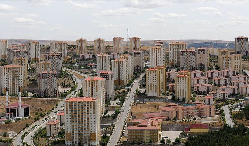 İstanbul'da ortalama konut fiyatı 15 milyonu aştı

Sözcü'de yer alan habere göre, İstanbul’da ev sahibi olmak artık hayal değil, neredeyse lüks oldu. Son veriler, özellikle Sarıyer, Beykoz, Beşiktaş ve Kadıköy gibi semtlerde ortalama konut fiyatlarının 15 milyon TL’yi geçtiğini gösterdi. Hatta Sarıyer’de bu rakam 18,5 milyona dayanmış durumda.