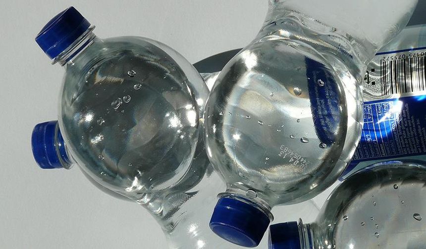 Su ihtiyacını karşılamak isteyenler bu ihtiyacını plastik şişelerin içindeki sularla karşılamak isterken, Enfeksiyon Hastalıkları ve Klinik Mikrobiyoloji Uzmanı Dr. Hüsrev Diktaş konuya ilişkin korkutan açıklamalarda bulundu. Uzman isim, plastik şişelerin içindeki kanserojen ve kimyasal maddelere dikkat çekti.