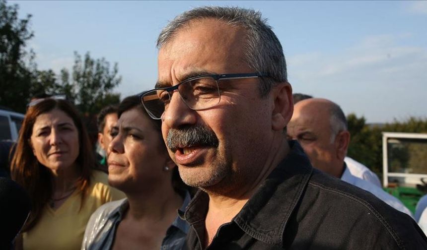 İstanbul Valisi Davut Gül, Önder'e "geçmiş olsun" dileklerini iletti.

Vali Gül, "Türkiye Büyük Millet Meclisi Başkanvekili ve İstanbul Milletvekili Sayın Sırrı Süreyya Önder'e 'geçmiş olsun' dileklerimi iletiyorum. Kalp rahatsızlığı geçirdiği ilk anda İl Sağlık Müdürümüzle birlikte hastaneye intikal ederek süreci yerinde takip ettik. Doktorlarımız tarafından gerekli ilk müdahale yapılmış olup, tedavisi titizlikle sürdürülmektedir. Kendisine acil şifalar diliyorum." ifadesini kullandı.