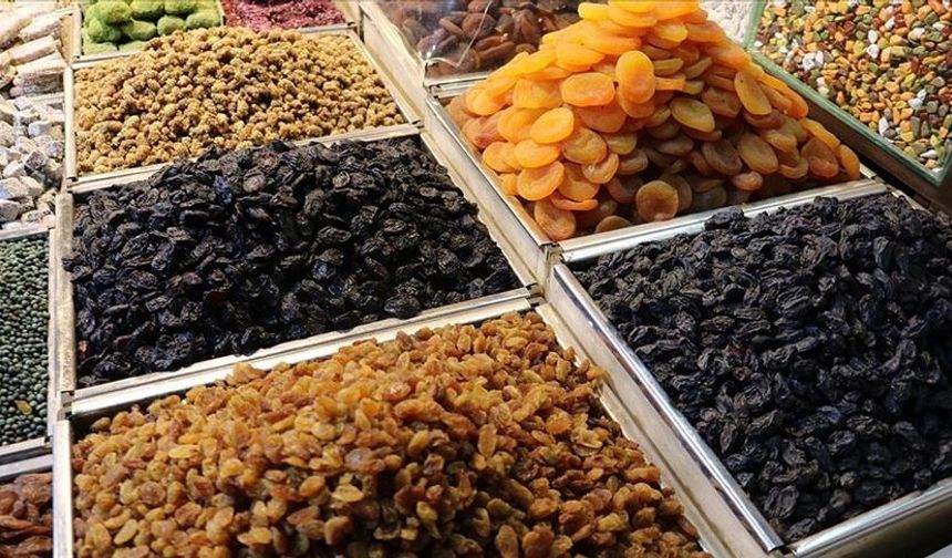 Pekmez, içerdiği yüksek demir ve enerji değeriyle bilinse de yoğun tadı herkesin damak zevkine hitap etmeyebilir ama pekmez tüketmiyorsanız, doğal şeker ve mineral içeriğiyle öne çıkan bazı kuru meyveler harika bir alternatif sunuyor. Özellikle kuru üzüm, kuru incir ve kuru kayısı, demir açısından zengin içerikleriyle hem bağışıklık sistemine destek oluyor hem de tatlı ihtiyacınızı sağlıklı bir şekilde karşılıyor. Üstelik bu meyveler, pekmezin üretildiği ana kaynaklar arasında yer aldıkları için benzer besin değerlerini doğrudan taze şekilde sunabiliyorlar.