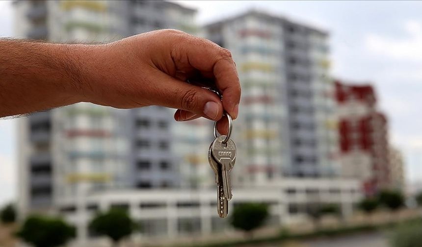 Ev sahibi olmak hayal olmasa da yüksek enflasyon ve yükselen fiyatlar nedeniyle artık bireysel olarak bunu başarmak çok kolay da değil. Ancak daire fiyatlarının ve kredi faizlerinin tavan yapmasıyla birlikte, birçok kişi yeni bir çözüm yoluna yöneldi: Ortak ev almak. Bir araya gelen 2 ya da 3 kişi, bir daire satın alarak hem peşinatı hem taksitleri paylaşıyor. Bazıları evi kiraya verip gelirini bölüşüyor, bazılarıysa prim yapınca satarak kar elde ediyor.