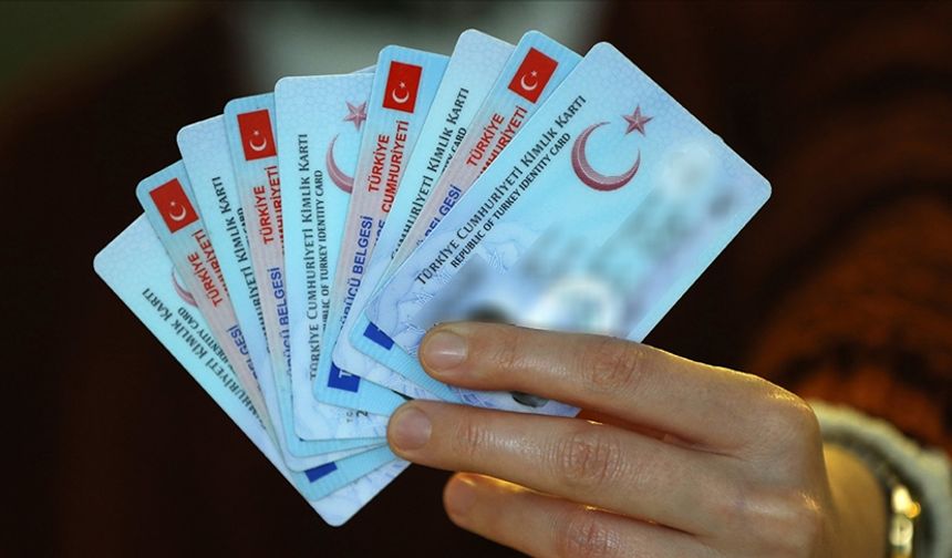İçişleri Bakanı Ali Yerlikaya, Karayolları Trafik Yönetmeliği’nin geçici 10. maddesi kapsamında alınan yeni kararı sosyal medya hesabından duyurdu. Vatandaşlardan gelen talepler ve mevcut koşullar dikkate alınarak eski tip sürücü belgelerinin yenilenme süresinin uzatıldığı belirtildi.