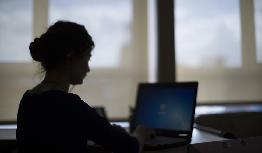 Çalışma ve Sosyal Güvenlik Bakanı Vedat Işıkhan, kritik İŞKUR verilerini açıkladı. Türkiye genelinde 343 bin 770 açık iş bulunuyor. Bu kapsamda işverenlerin en çok araladığı meslekler belirlendi. İmalat sektöründe en fazla aranan meslekler sırasıyla Düz Dikiş Makineci, Makineci (Dikiş), Metal Mamuller Montaj İşçisi, Beden İşçisi ve Lastik Üretim Elemanı oldu.