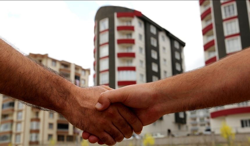 İstanbul'da ev almak isteyenler için rehber olacak nitelikte haber geldi. Konut fiyatları üst düzeylere tırmanırken bazı ilçelerde 15 milyonu aştı. Sarıyer, Beykoz ve Beyoğlu gibi semtler dikkat çekerken yüksek fiyatlara rağmen, amortisman süresi kısalıyor. Bu da bazı bölgelerde yatırımcıları cezbediyor. Örneğin, Esenyurt'ta evinizi kiralama geliri ile kısa sürede amorti edebilirsiniz.