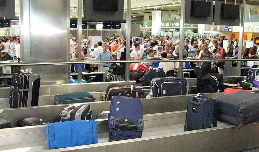 Tutma kısmına kurdele takmalısınız

Valizin tutma kısmına ise renkli bir etiket ya da kurdele takmalısınız.

The Economic Times'ın yayınladığı habere göre, en çok kaybolan çantalar arasında siyah renkliler yer alıyor.  Bu tercih tatilinizi kabusa çevirebiliyor.