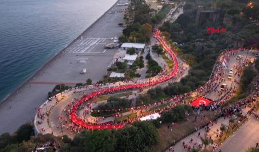 Antalya'da 19 Mayıs 'fener alayı'nda binlerce kişilik coşku