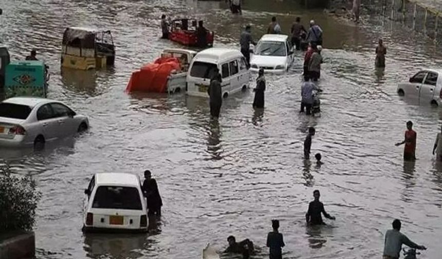 Pakistan'da şiddetli yağış ve fırtına; 6 kişi öldü