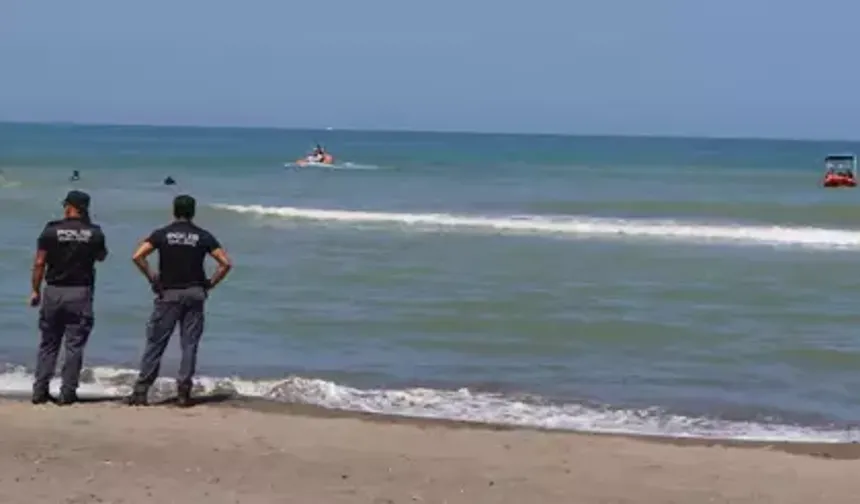 Boğulma tehlikesi geçiren iki çocuğu kurtarmak için denize girdi; hayatını kaybetti