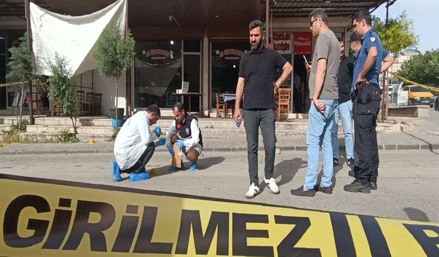 Kahvehane önünde uğradığı silahlı saldırıda öldü