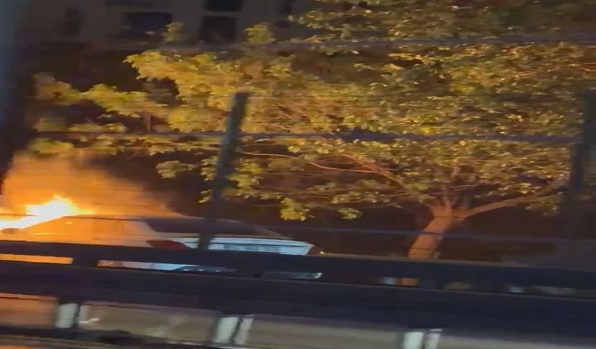 Mecidiyeköy'de otomobil alev alev yandı; D-100 karayolu trafiğe kapatıldı