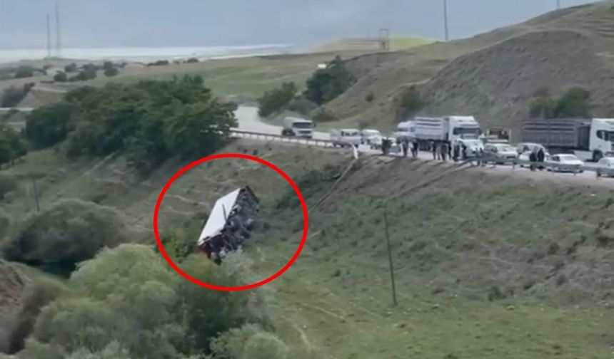 TIR ile otomobil çarpıştı: 1 ölü, 2 ağır yaralı