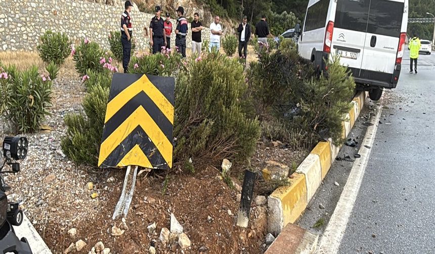 Servis minibüsü ile otomobil çarpıştı; 16 kişi yaralandı