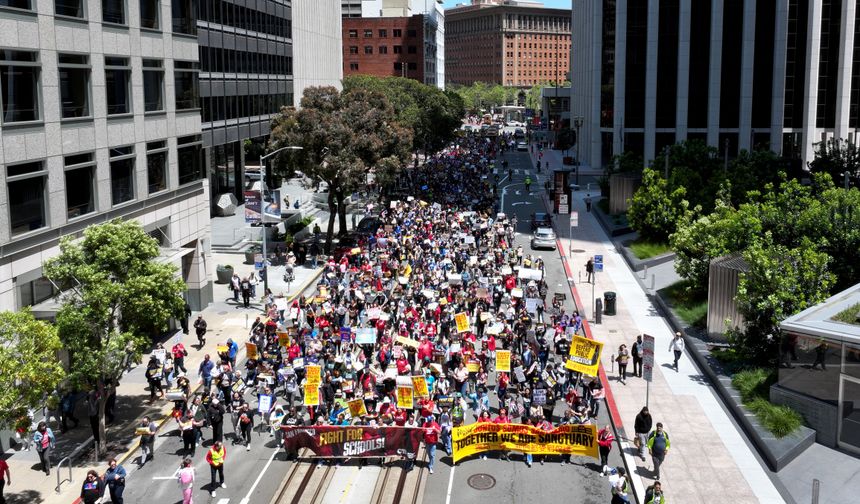 San Francisco'da öğretmenler Trump'ı protesto etti