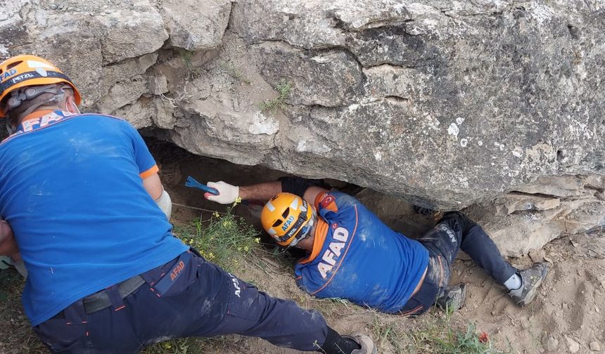 Kaçak kazı yaparken üzerine kaya düşen kişi öldü