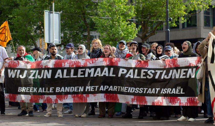 Hollanda'da, İsrail'den gelen geminin limana yanaşması protesto edildi