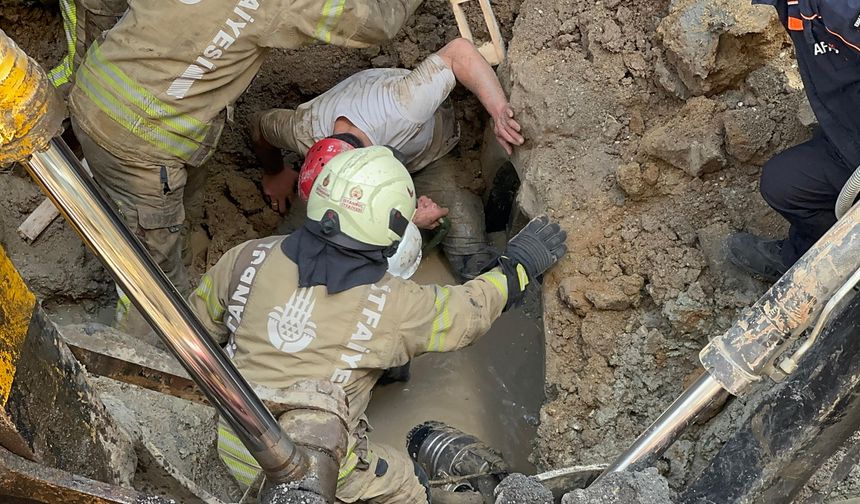 Bayrampaşa'da yol çöktü: İşçi kurtarıldı