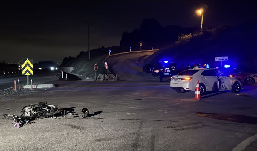 Otomobil ile motosikletin çarpıştığı kazada 1 kişi öldü, 2 kişi yaralandı