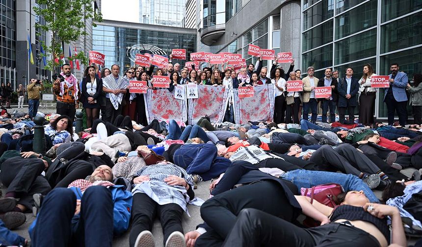 AP önünde aktivistler, İsrail'in Gazze'deki soykırımını protesto etti