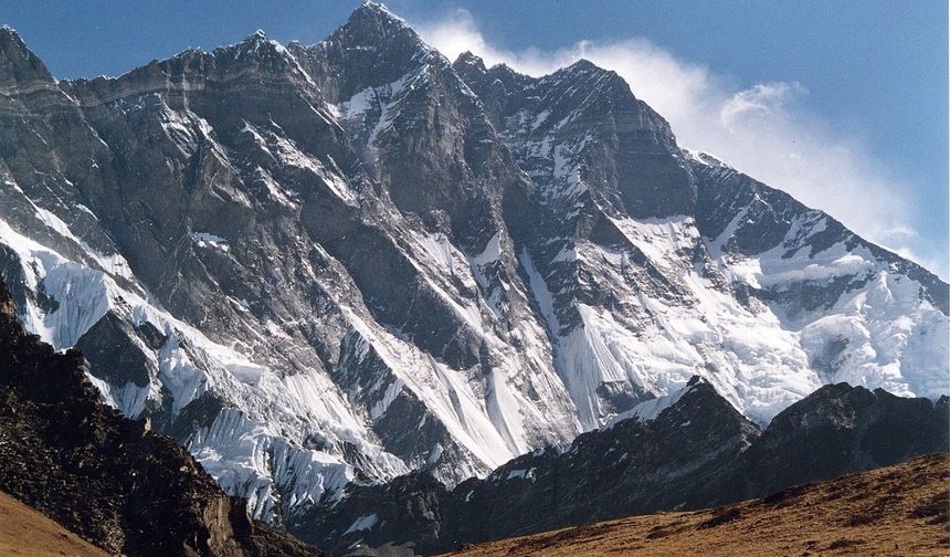 Dünyanın dördüncü en yüksek dağı Lhotse'de iki dağcı hayatını kaybetti
