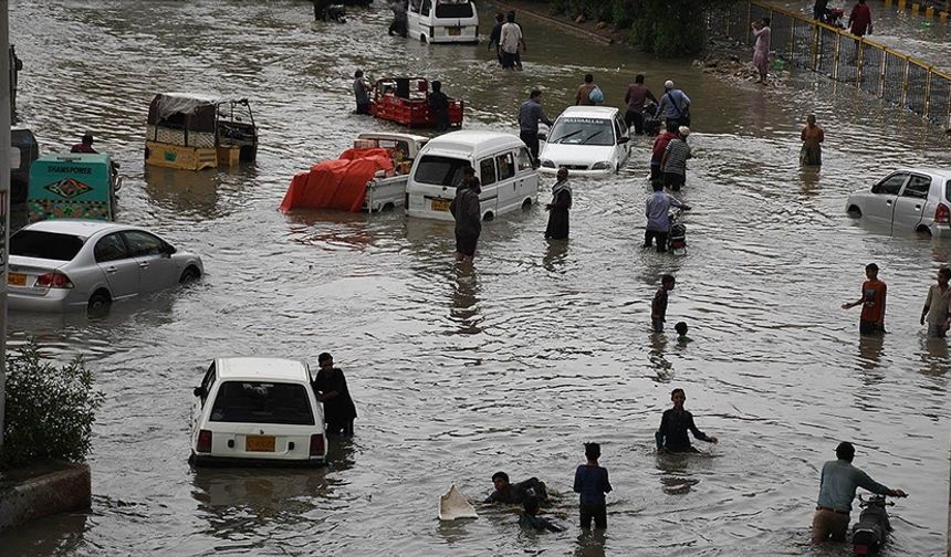 Pakistan'da şiddetli yağış ve fırtına nedeniyle 13 kişi öldü