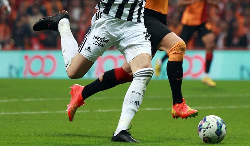 Fenerbahçe ile Beşiktaş arasında  derbi heyecanı başlamak üzere. Şampiyonluk yarışında Galatasaray'ın önüne geçmeyi hedefleyen Fenerbahçe, Süper Lig'in kritik haftalarında kendi sahasında Beşiktaş'ı konuk edecek. Sarı-lacivertli takım, bu derbiyi kazanarak hem zirveye bir adım daha yaklaşmak hem de sezonun en önemli maçlarından birinde taraftarına zaferle bir galibiyet sunmayı planlıyor. Peki, Fenerbahçe-Beşiktaş maçı ne zaman, saat kaçta  hangi kanalda yayınlanacak? Biletlerin fiyatı ne kadar? İşte detaylar… 