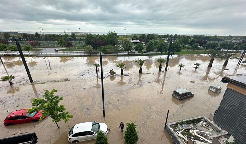 Trabzon'da sağanak; yollar göle döndü, araçlar yolda kaldı