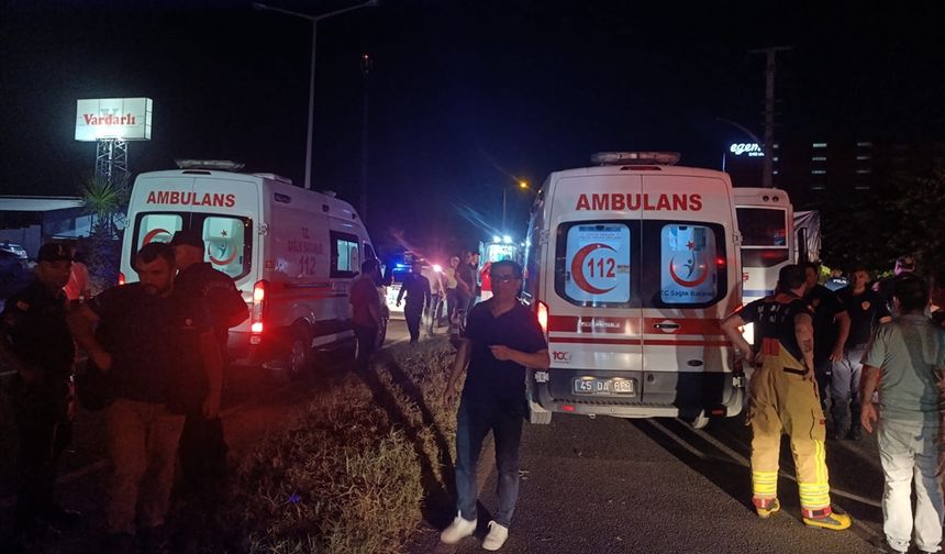İşçi servis minibüsü, park halindeki TIR’a çarptı: 5’i ağır, 20 yaralı