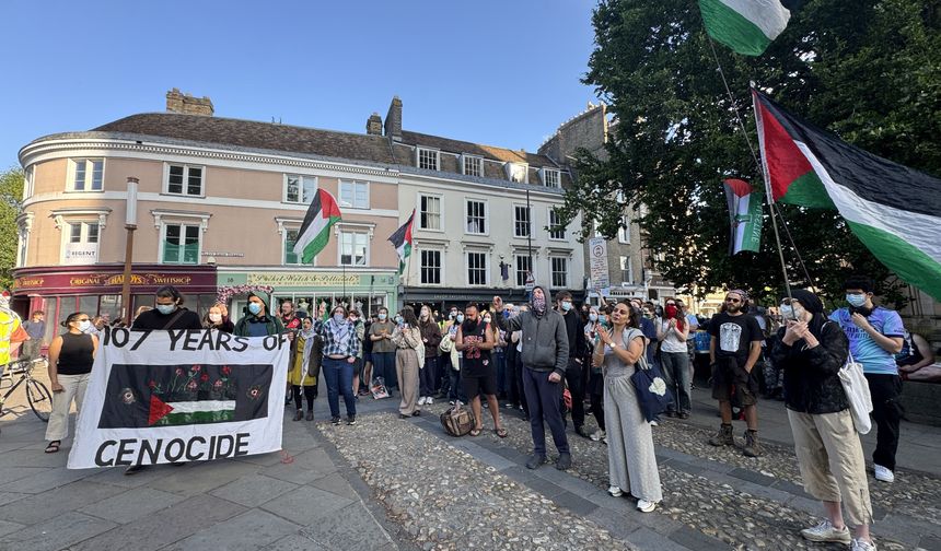 Cambridge öğrencilerinden İsrail'le ilişkilerin kesilmesi talebiyle çadırlı eylem