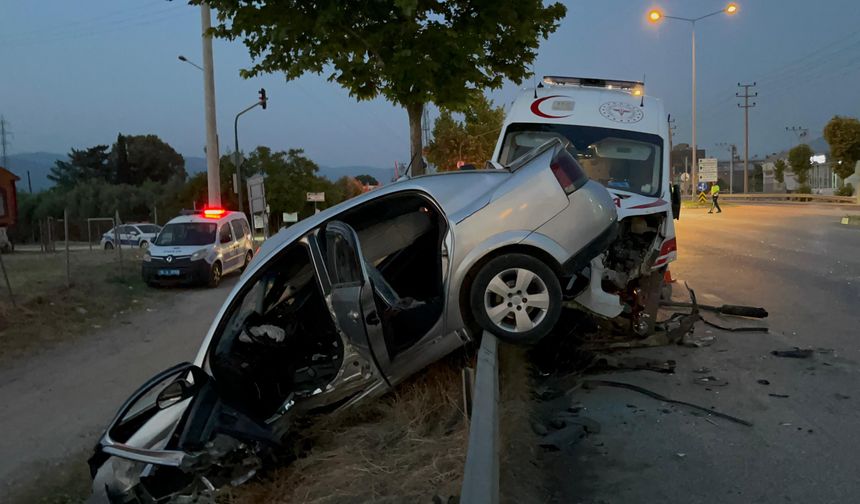 Bursa'da ambulans ile otomobilin çarpıştığı kazada 1 kişi yaralandı